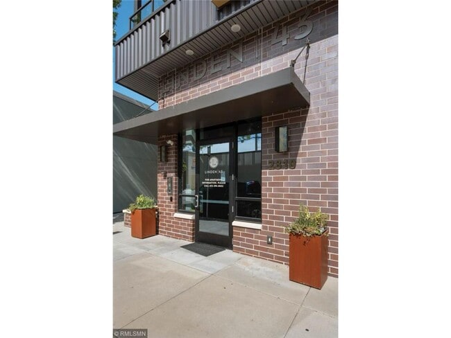 Building Photo - 2810 W 43rd St