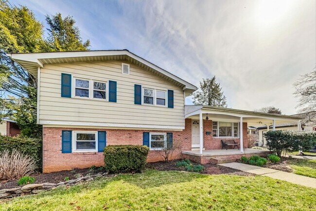 Building Photo - Fantastic in Frederick! Spacious 4 level Split -- 4 beds + 1 Full and 2 half baths