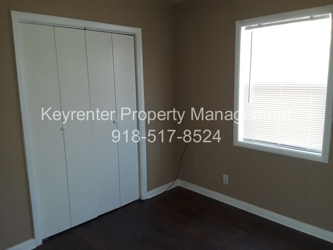 Building Photo - Spacious 4 Bedroom House