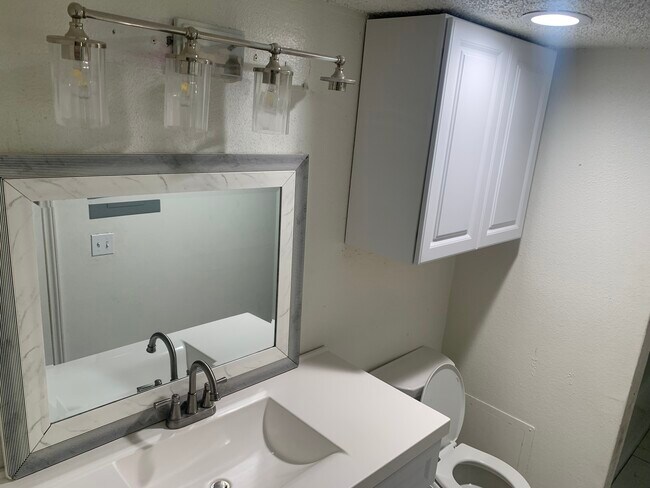 Building Photo - 10855 Meadowglen Ln