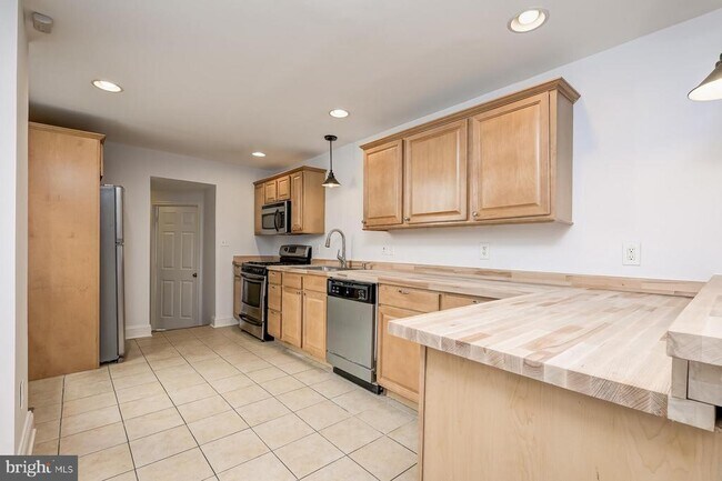 Building Photo - 23 N Patterson Park Ave