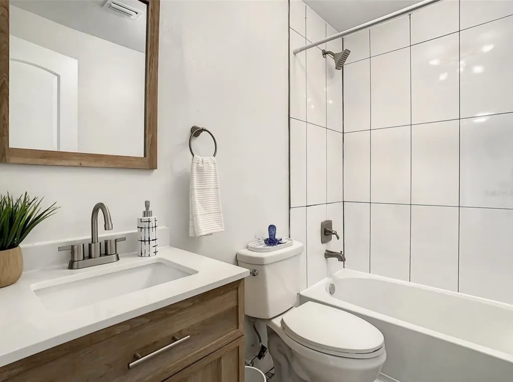 Building Photo - 115 W Redding St