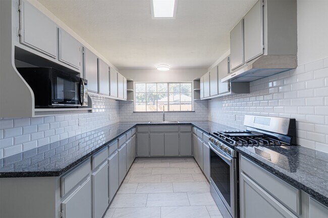 Building Photo - 2122 Maple Cir