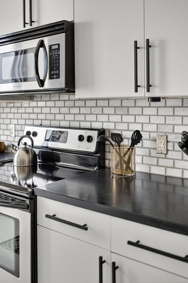 Building Photo - 400 Walnut St