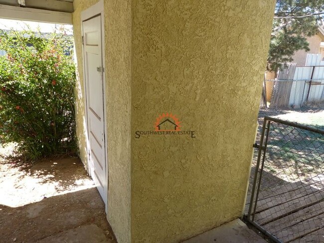Building Photo - Super Cute 2 bedroom 1 bath home.