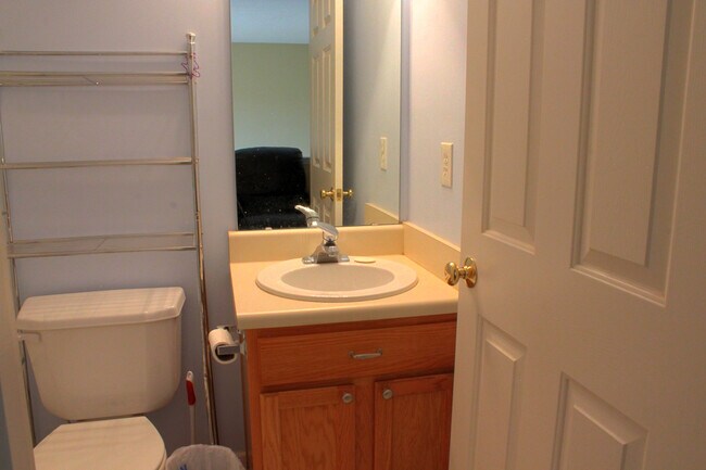 Building Photo - 3-bedroom House with Fenced-in Backyard Available on Sep 14th