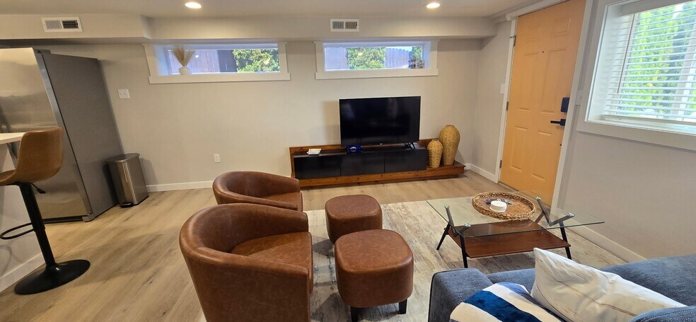 Building Photo - 3013 W Lakeside Dr