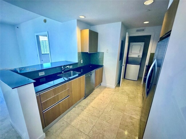 Building Photo - 1060 Brickell Ave