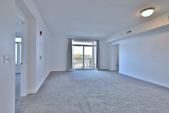 Building Photo - Bright & Spacious Condo in Great Location!