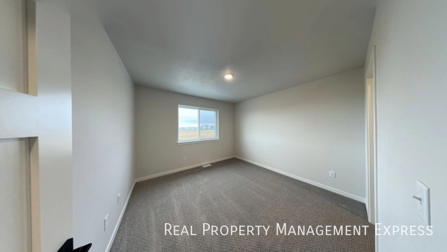 Building Photo - 3 Bedroom 2.5 Bathroom Townhome