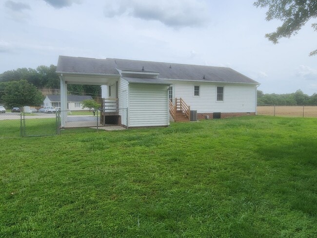 Building Photo - 3 Bedroom 2 Bath Brick Rancher in Mechanic...