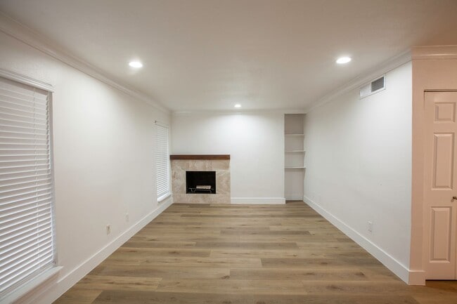 Building Photo - Remodeled Central Dallas Condo