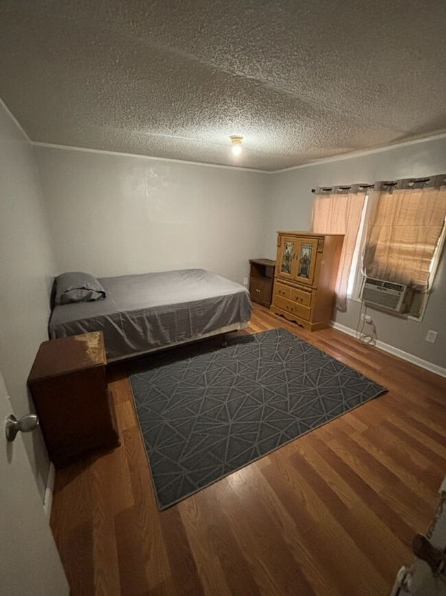 Building Photo - Cozy North Side Rooming House