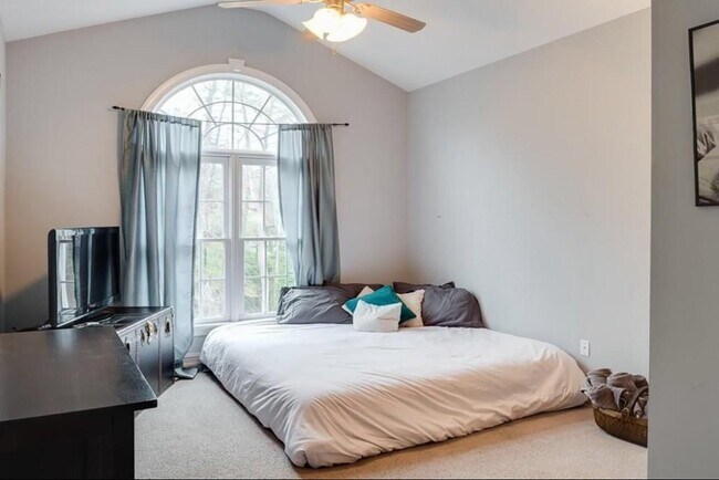 Building Photo - 331 Carpenter Dr NE