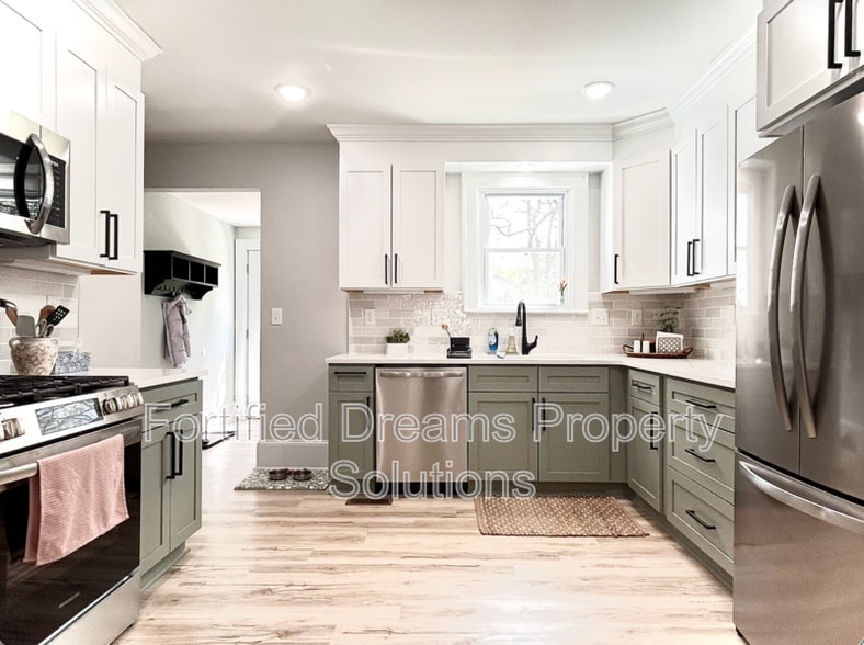 Building Photo - 2240 Queen St