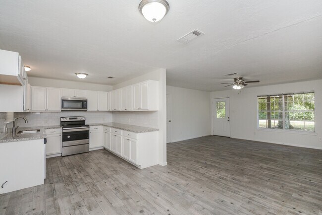 Building Photo - 1825 Live Oak Dr