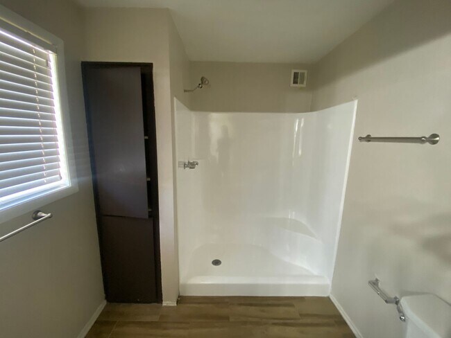 Building Photo - Charming 3 bedroom, 2 bath with Pool