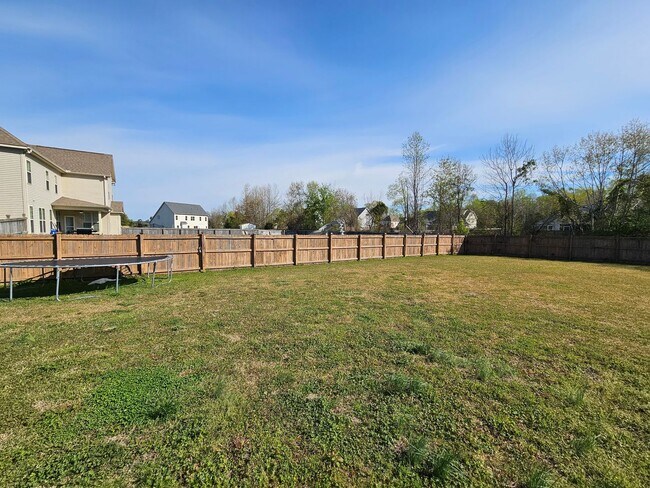 Building Photo - Huge 6 Bedroom Home In The Bluffs On The New River
