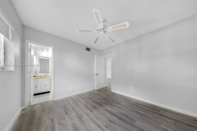 Building Photo - 257 S Cypress Rd
