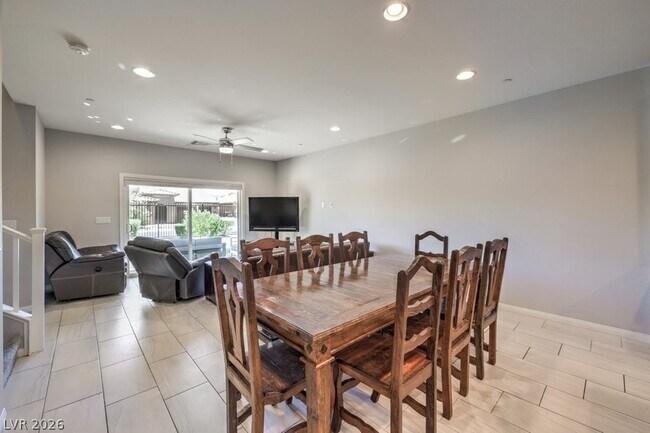 Building Photo - 1028 Via Corto St
