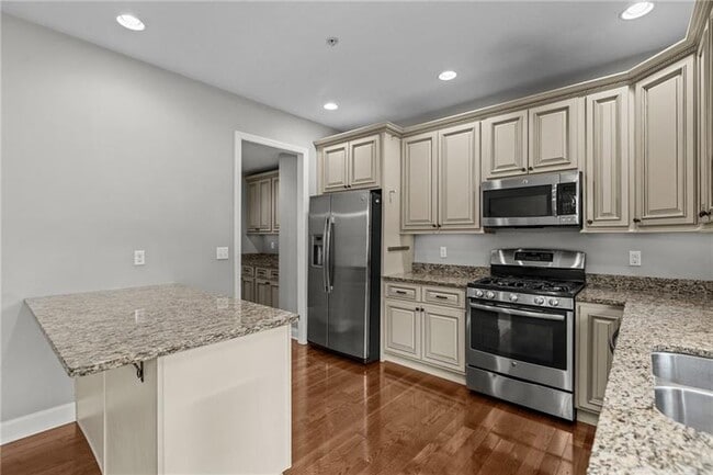 Building Photo - 567 Chesnic Dr