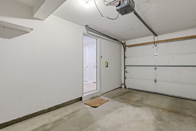 Building Photo - 555 Main St