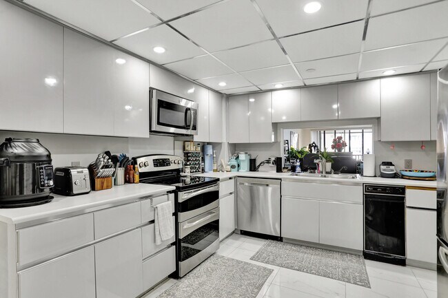 Building Photo - 1167 Hillsboro Mile