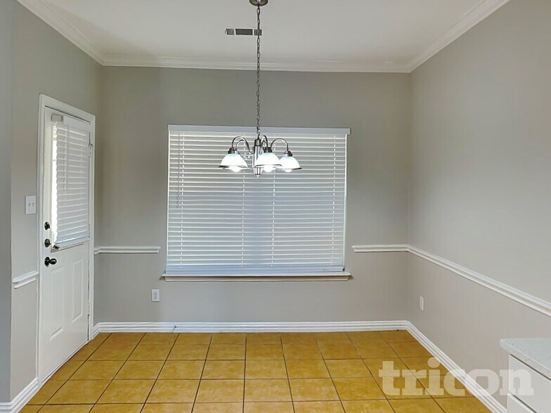 Building Photo - 100 Palomino Dr