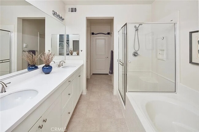 Building Photo - Spacious 1-Bedroom with 2 Baths + Balcony, In-Unit Laundry, Pool & Parking in Hawthorne