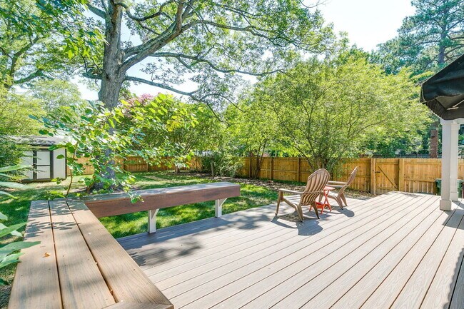 Building Photo - 5000 Bromley Ln