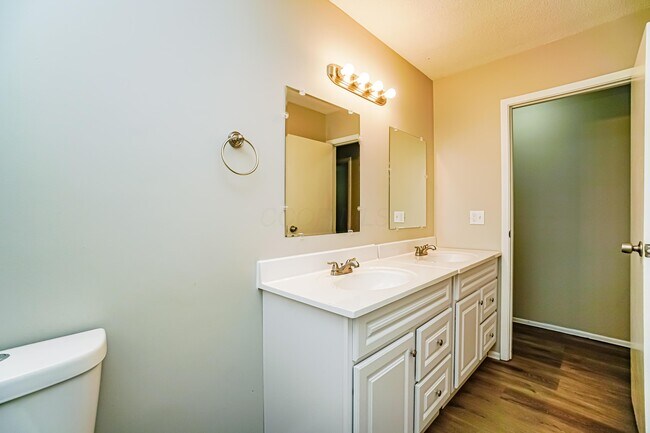 Building Photo - 5262 Hacket Dr