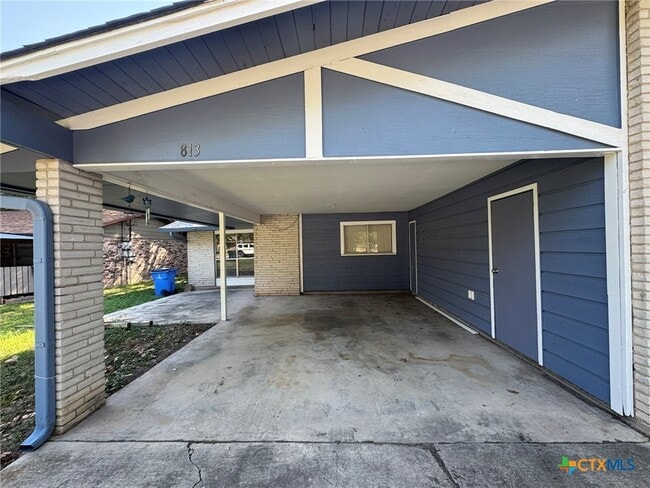 Building Photo - 813 Burges St