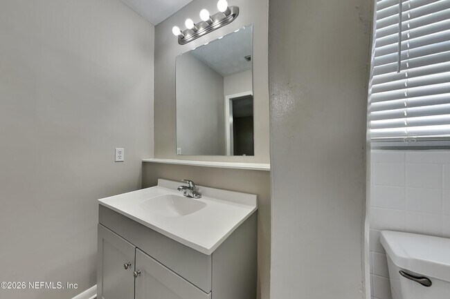 Building Photo - 671 Custer Cir