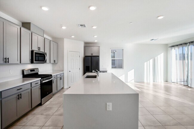Building Photo - INSPIRADA BEAUTY WITH BED AND FULL BATH ON 1ST FLOOR