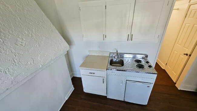 Building Photo - 844 S Westlake Ave