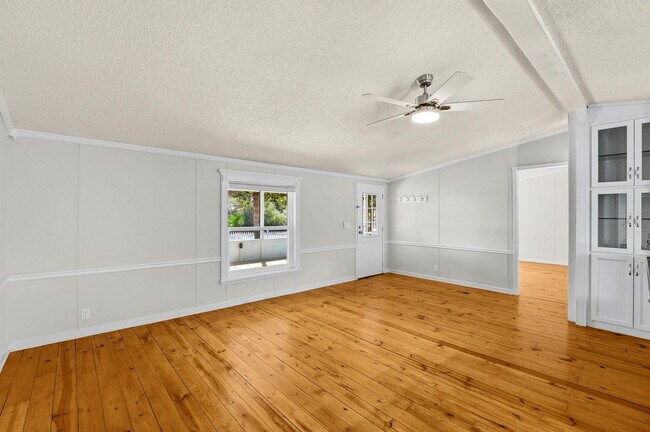 Building Photo - 215 Lee Pl