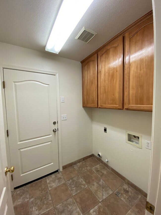 Building Photo - Coming soon, Beautiful Home located SE Visalia!