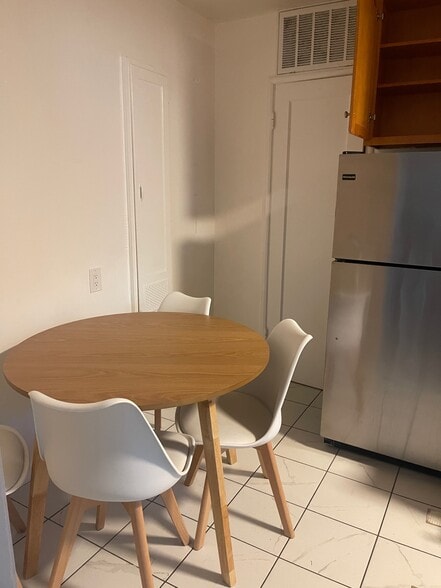 Building Photo - 2092 Yale St