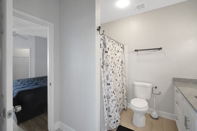 Building Photo - 2 Bedroom Condo in Tampa