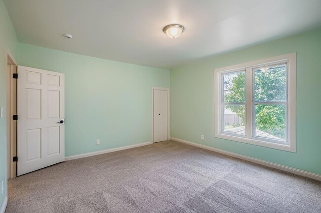 Building Photo - 610 Fairview Ave N