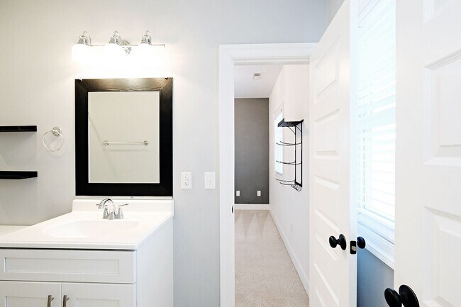 Building Photo - Pet-Friendly Belmont Home With Fenced Yard