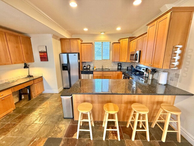 Building Photo - 625 E 200 S