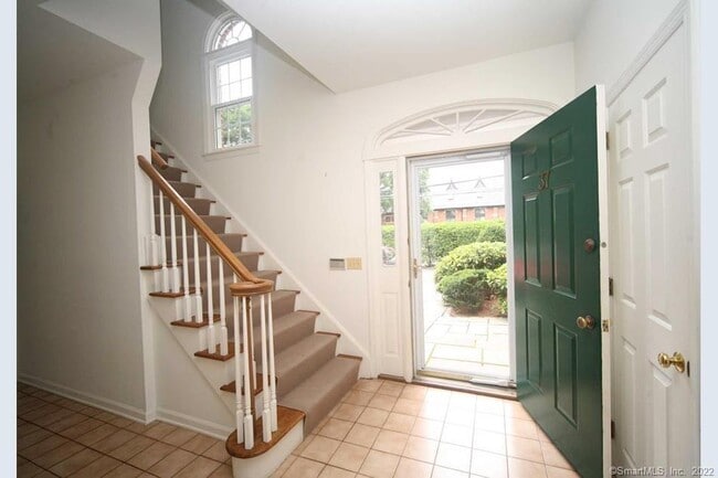 Building Photo - 37 Maple St