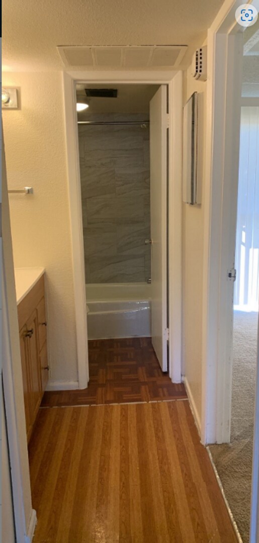 Building Photo - Beautiful 1 Bedroom Condominium!
