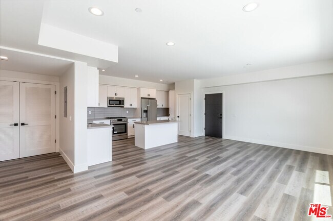 Building Photo - 857 Hayworth Ave