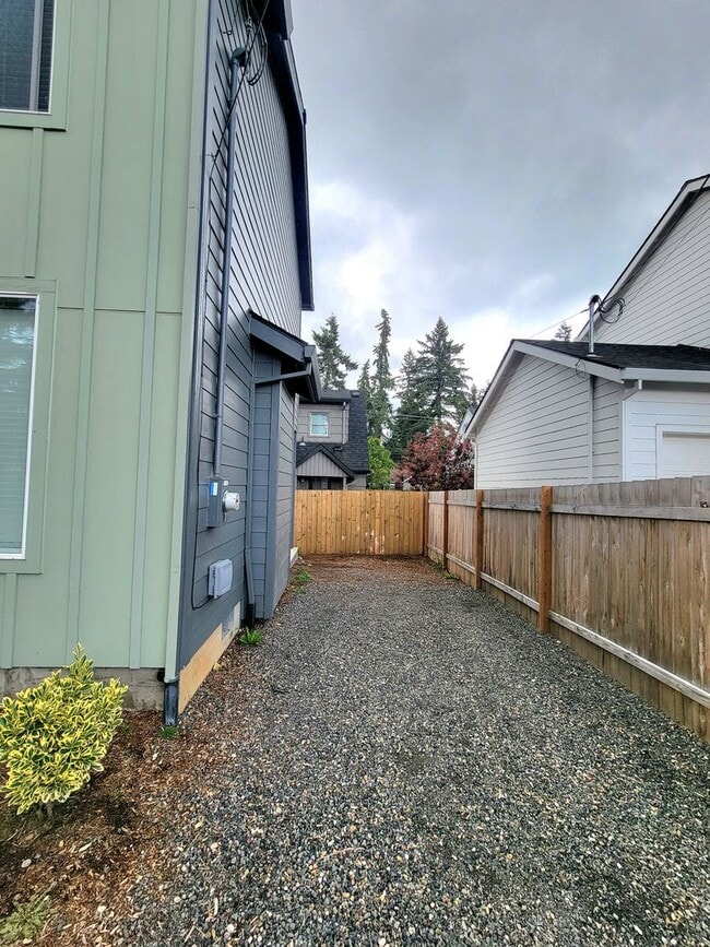 Building Photo - Modern Comfort in the Heart of SE Portland — 3 Bed, 2.5 Bath Home!