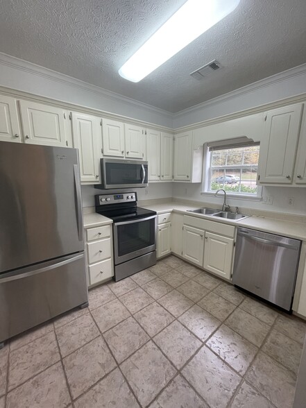 Kitchen - 2901 Harris Dr