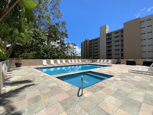 Building Photo - Colonnade on the Green 3 bedroom unit