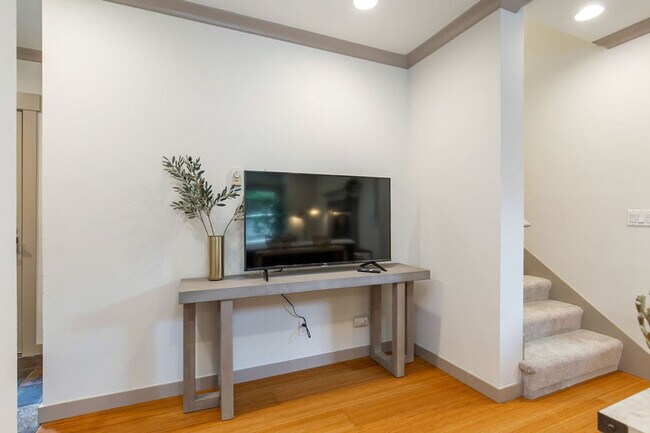 Building Photo - 316 19th Ave