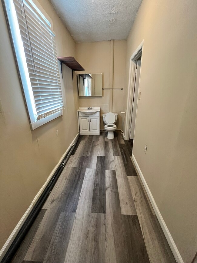 Building Photo - 600 Glendale Pl